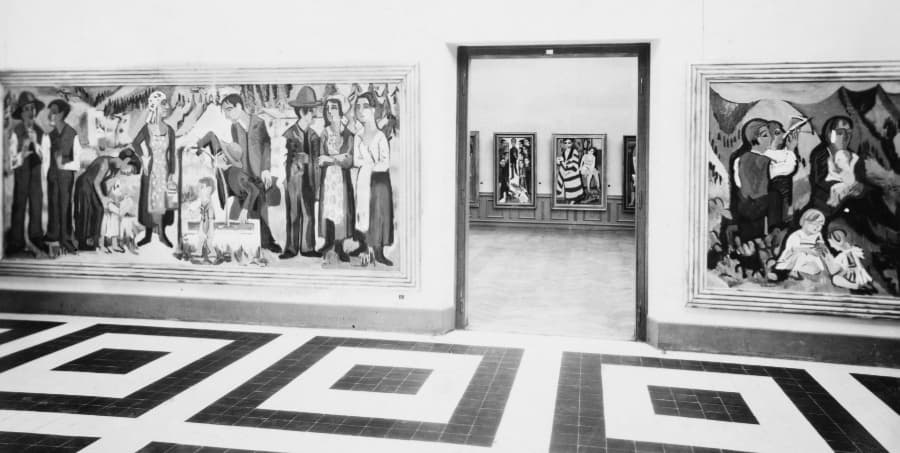 Blick in die Kirchner-Ausstellung in der Kunsthalle Bern mit Alpsonntag. Szene am Brunnen (links) und Sonntag der Bergbauern (rechts) Foto (Ausschnitt): Franz Henn, 1933 © Erbengemeinschaft Eberhard W. Kornfeld