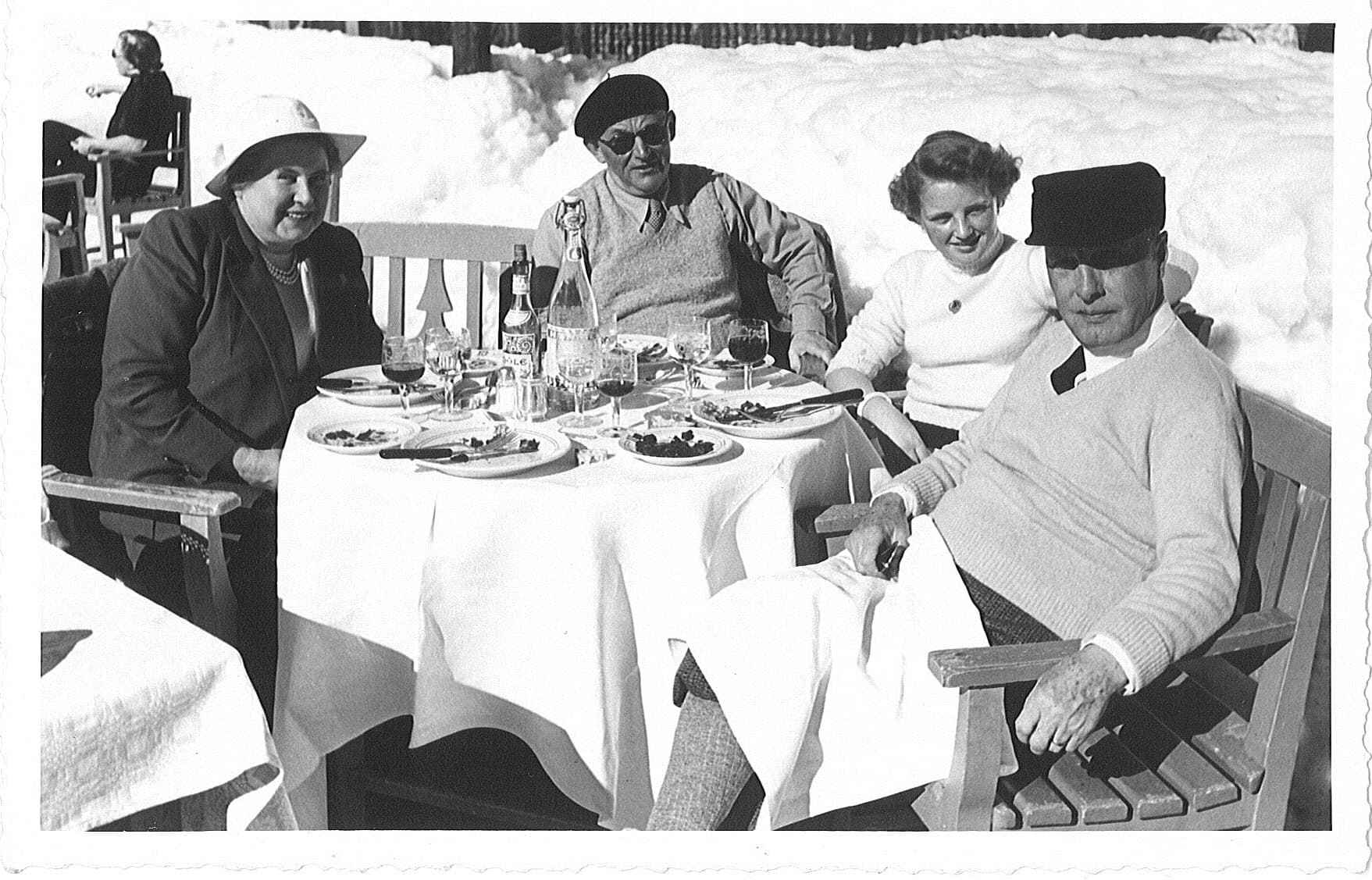 Von links nach rechts: Margrit Rupf-Wirz, Daniel-Henry Kahnweiler, Renée Wirz (später Ziegler) und Hermann Rupf in Mürren, um 1945